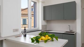 Frigorifero, microonde, piano cottura, macchina per tè/caffè