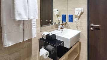 Family Suite | Bathroom | Shower, hair dryer, towels, soap