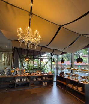 Restaurant - Fairview Hotel by ARTOTEL (Jakarta)