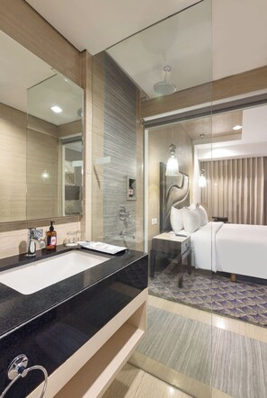 Deluxe Twin | Bathroom | Shower, hair dryer, towels, soap - Fairview Hotel by ARTOTEL (Jakarta)