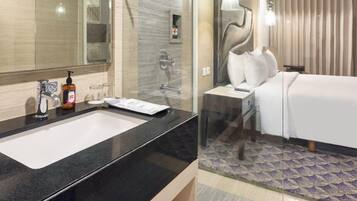Deluxe Room | Bathroom | Shower, hair dryer, towels, soap