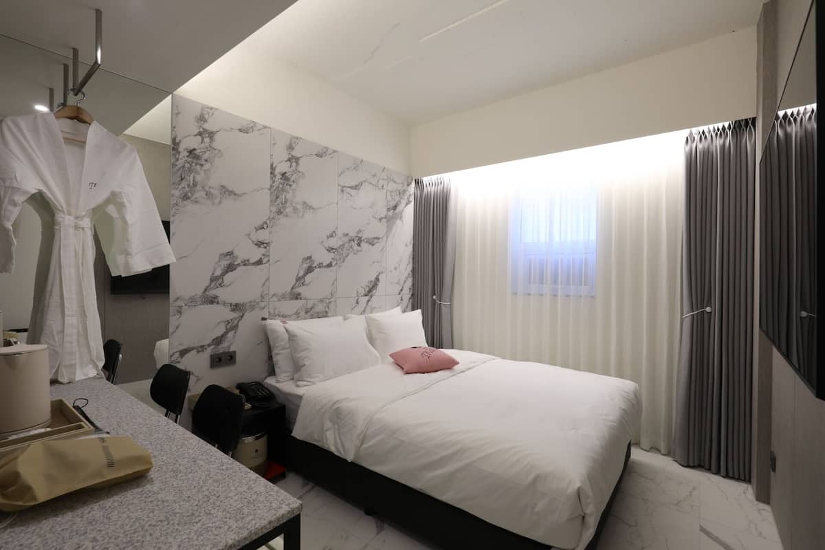 Deluxe Double Room Single Use, City View | Free WiFi