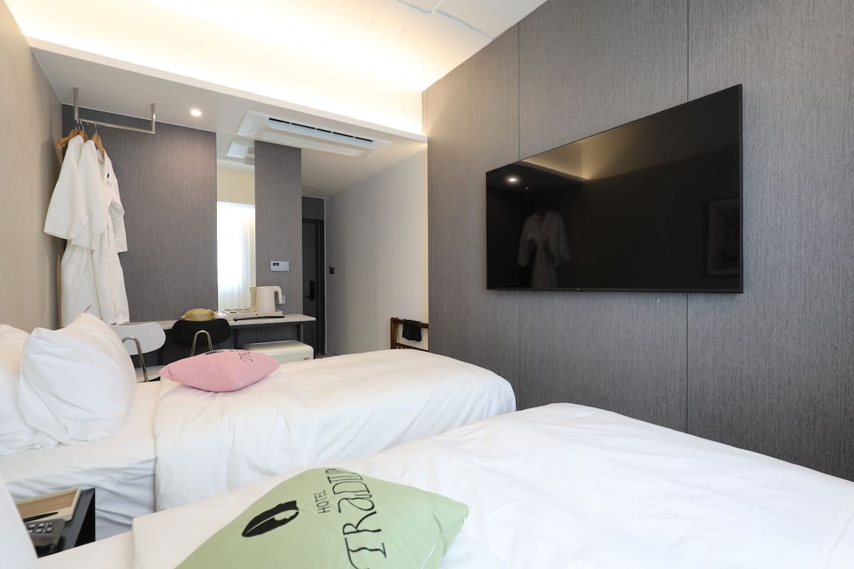 Deluxe Twin Room, City View | Free WiFi