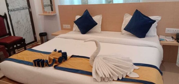 Desk, free WiFi - Hotel Kanak Kuteer (Ayodhya)