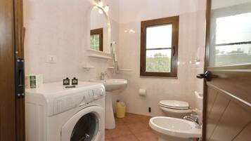 Een douche, een bidet, handdoeken