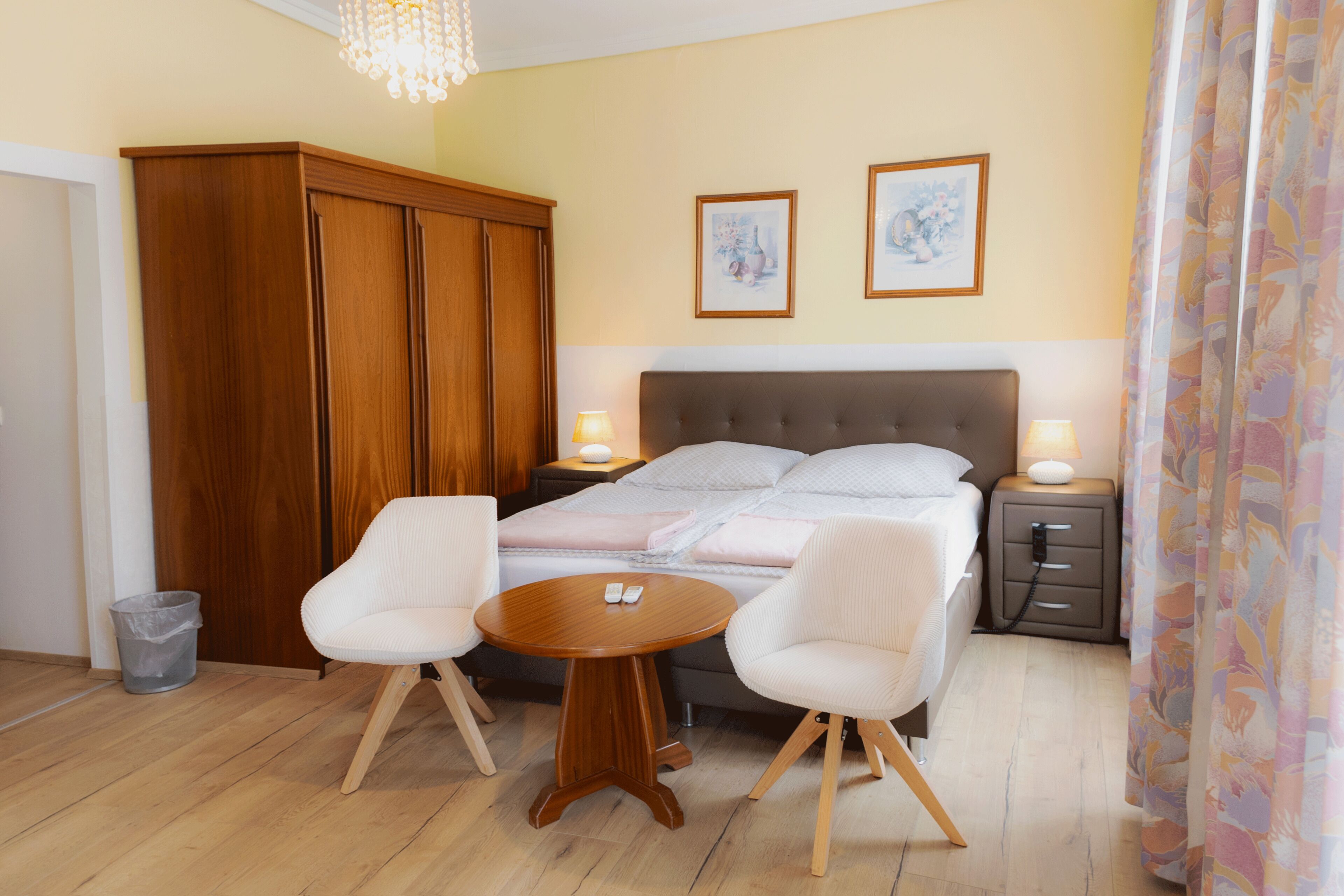 Caja fuerte, escritorio, espacio para trabajar con un portátil