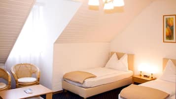 セーフティボックス (室内)、デスク、ノートパソコン用作業スペース、遮光カーテン