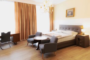 Doppel- oder Zweibettzimmer | Zimmersafe, Schreibtisch, laptopgeeigneter Arbeitsplatz