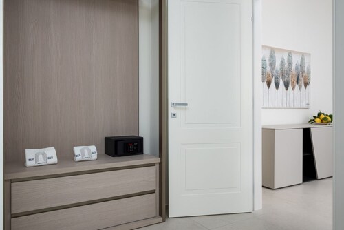 Blue Sky Luxury Palace – King Blue | Modern, near the Beach & Train Station