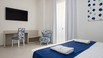 1 camera, una cassaforte in camera, una scrivania, ferro/asse da stiro