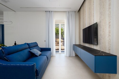 Blu Sky Luxury Palace – King Blue Apartment: Regal Comfort & Contemporary Design in Meta 👑💙