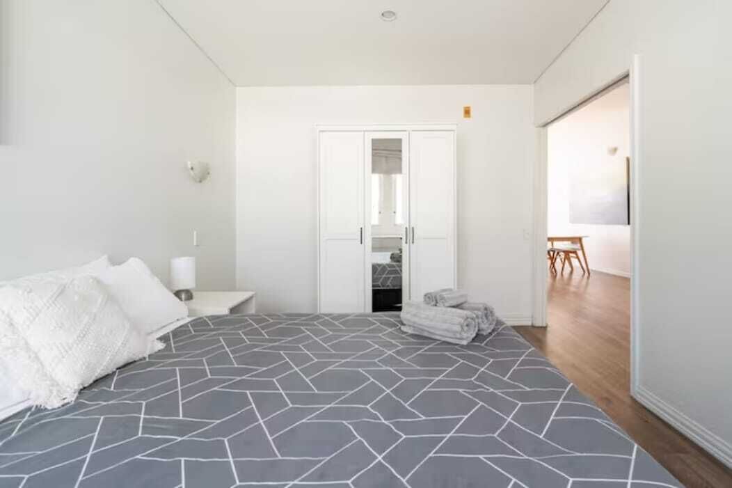 3 habitaciones, tabla de planchar con plancha y cuna de viaje 