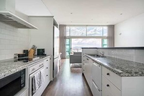 Refrigerador, microondas, horno y lavavajillas 