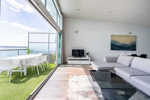 TV - Spacious Penthouse With Spectacular Harbour Views! (Auckland)