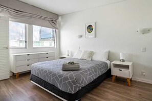 3 chambres, fer et planche à repasser, lit parapluie, Wi-Fi gratuit