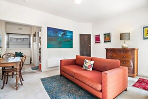 TV - Sunny 1-Bed with Parking near Arts Precinct (Melbourne)