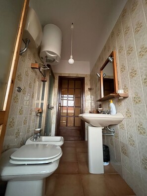Shower, hair dryer, bidet, towels - Alta Marea Portoscuso (SU) - 6 Beds, Seafront and Pinewood! (Portoscuso)