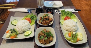 فطور من الأطباق المحلية مجانًا يوميًا