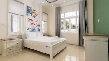 Grand suite, 1 slaapkamer, toegang tot de clublounge, uitzicht op stad | Lakens van Egyptisch katoen, luxe beddengoed, donzen dekbedden