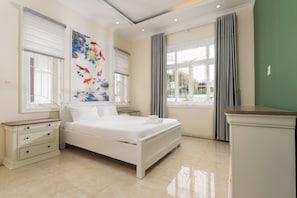 أغطية فراش متميزة وأسرّة سليكت كومفورت وخزنة داخل الغرفة