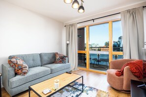 Smart TV - Chic 2-Bed Flat with River Liffey Views - 12 Mins to Grand Canal Dock Station (Dublin)
