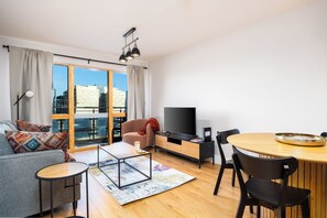 Smart TV - Chic 2-Bed Flat with River Liffey Views - 12 Mins to Grand Canal Dock Station (Dublin)