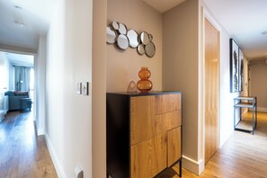 Interior - Chic 2-Bed Flat with River Liffey Views - 12 Mins to Grand Canal Dock Station (Dublin)