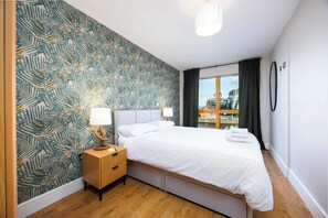 Iron/ironing board, free WiFi, bed sheets - Chic 2-Bed Flat with River Liffey Views - 12 Mins to Grand Canal Dock Station (Dublin)