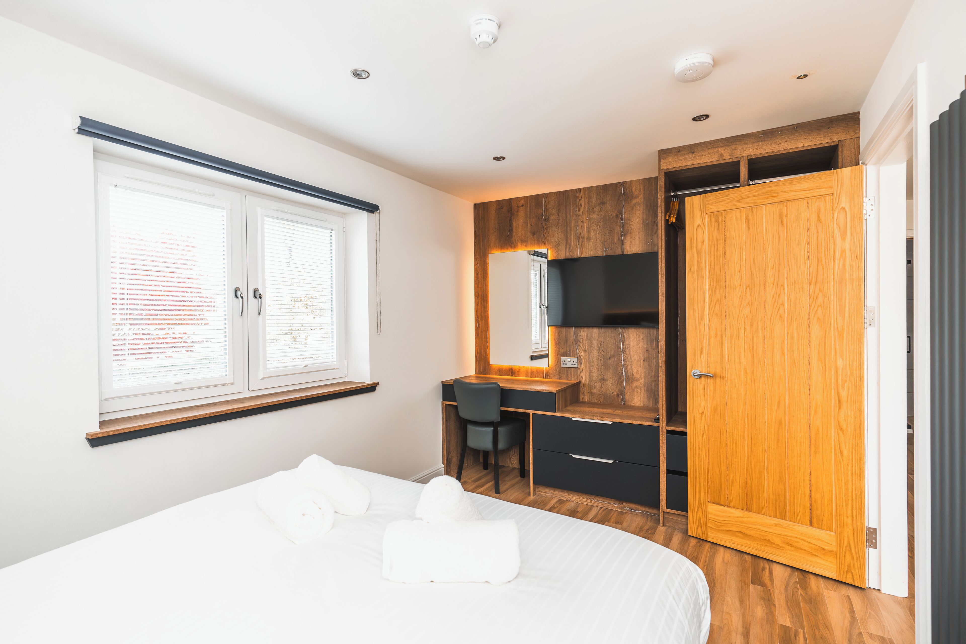 2 slaapkamers, een bureau, een strijkplank/strijkijzer, gratis wifi