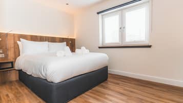 Een strijkplank/strijkijzer, wifi, beddengoed