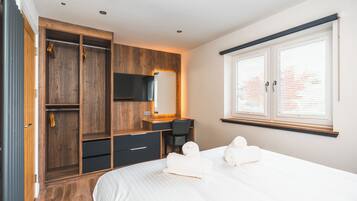 Een strijkplank/strijkijzer, wifi, beddengoed