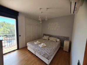 Een strijkplank/strijkijzer, internet, beddengoed