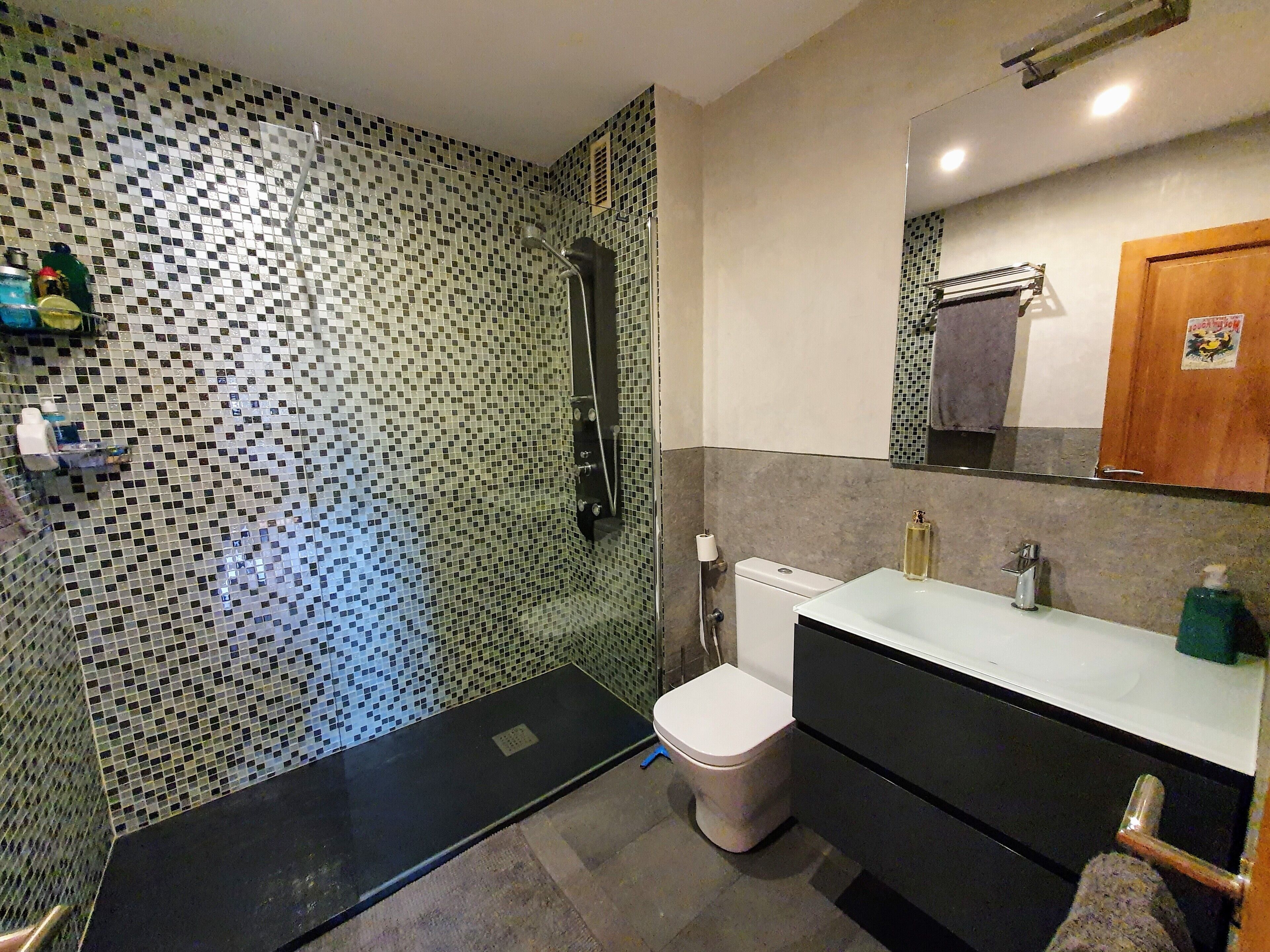 Een haardroger, handdoeken, zeep, toiletpapier