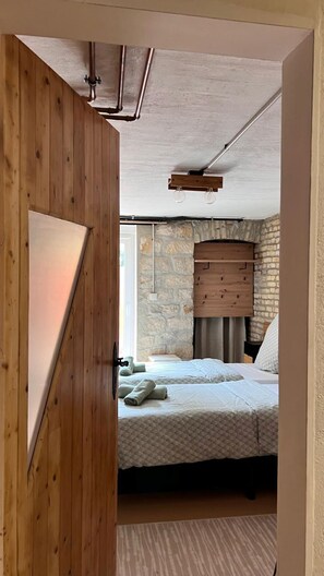 Tabla de planchar con plancha y ropa de cama 