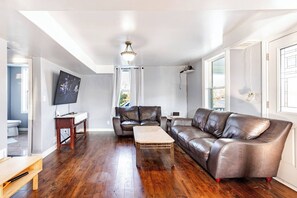 Smart-TV, Kamin, Bücher, Videothek