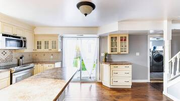 Kylskåp, mikrovågsugn, ugn och spishäll