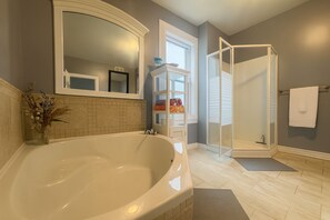 Shower, hair dryer, bidet, towels - Waterfront Cottage, Top Fishing Spot, Light House, Pet-Friendly (Dunville)