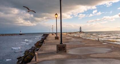 Waterfront Cottage, Top Fishing Spot, Light House, Pet-Friendly