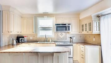 冷蔵庫、電子レンジ、オーブン、コンロ