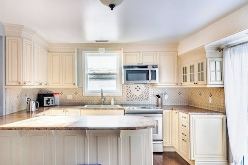 Waterfront Cottage, Top Fishing Spot, Light House, Pet-Friendly