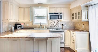 Waterfront Cottage, Top Fishing Spot, Light House, Pet-Friendly