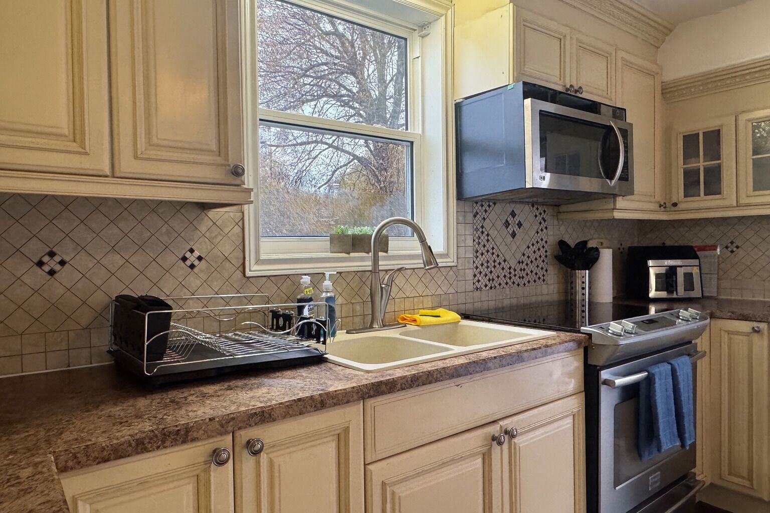 冷蔵庫、電子レンジ、オーブン、コンロ