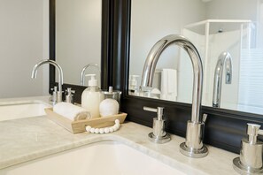 Shower, hair dryer, bidet, towels - Waterfront Cottage, Top Fishing Spot, Light House, Pet-Friendly (Dunville)