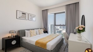 1 Schlafzimmer, Zimmersafe, Schreibtisch, Bügeleisen/Bügelbrett