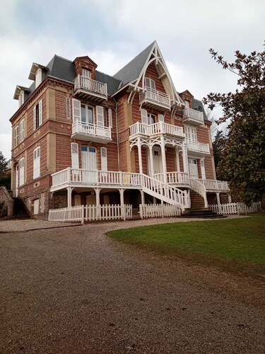 F2 near beach and town center in listed villa in historic district