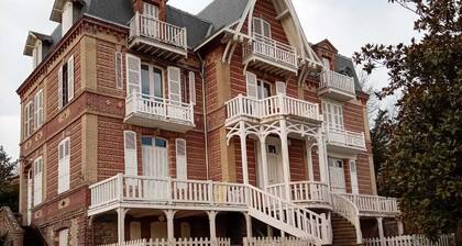 F2 near beach and town center in listed villa in historic district