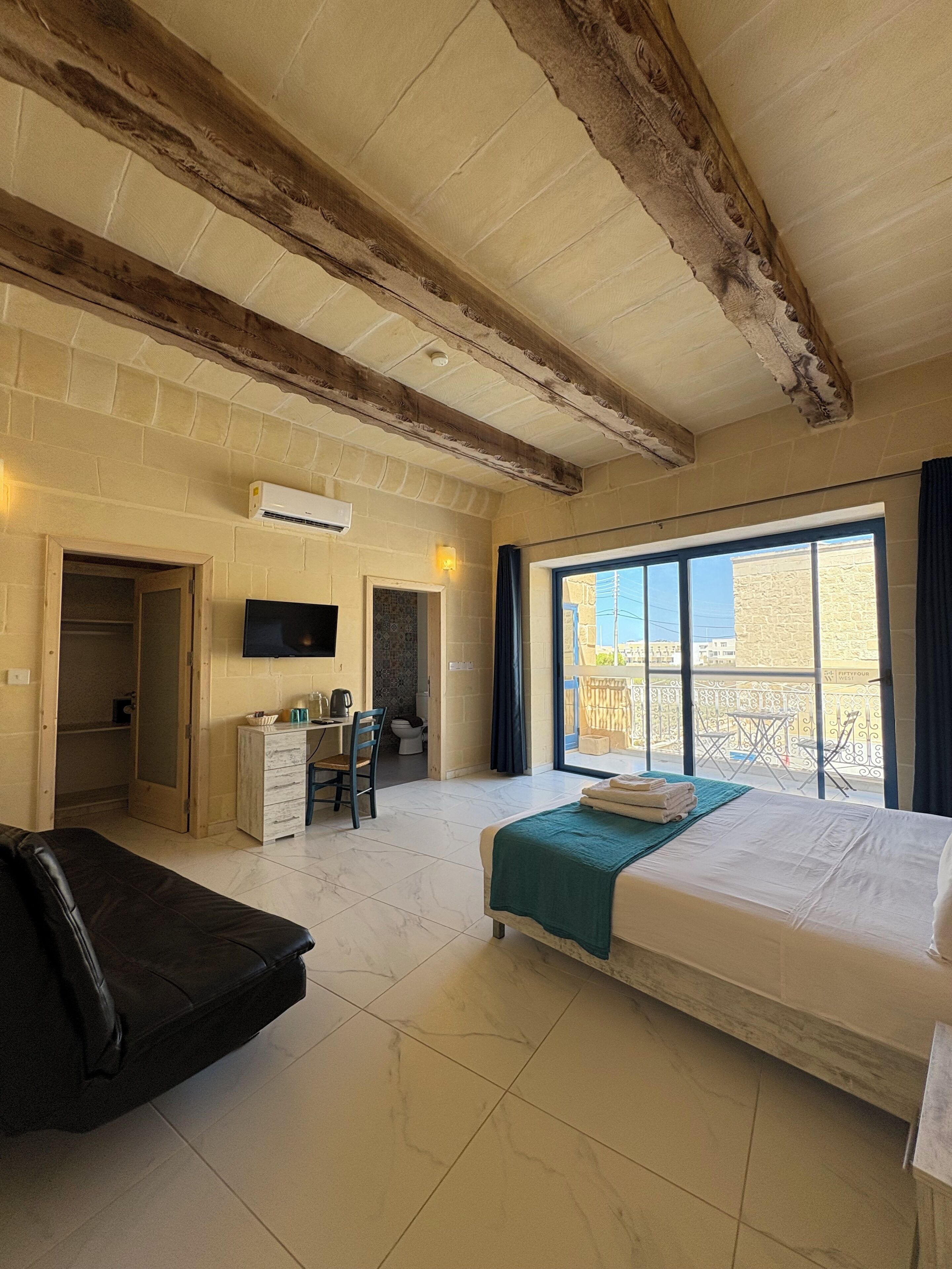 舒适双人房, 阳台 | 客房内保险箱、办公桌、笔记本电脑工作区、熨斗/熨板