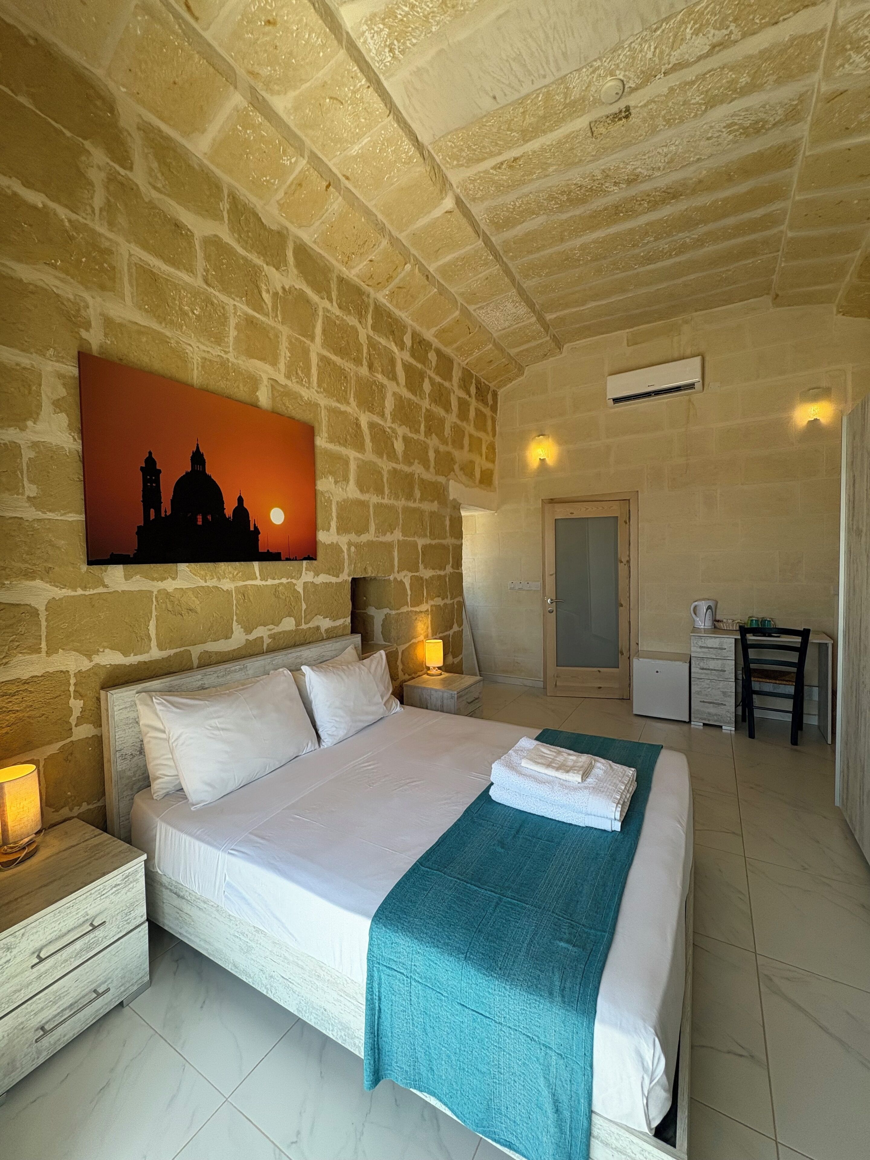 客房内保险箱、办公桌、笔记本电脑工作区、熨斗/熨板