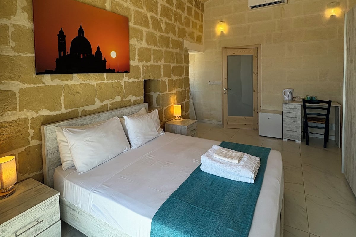 خزنة داخل الغرفة ومكتب ومساحة عمل للكمبيوتر المحمول ومكواة/لوح كي