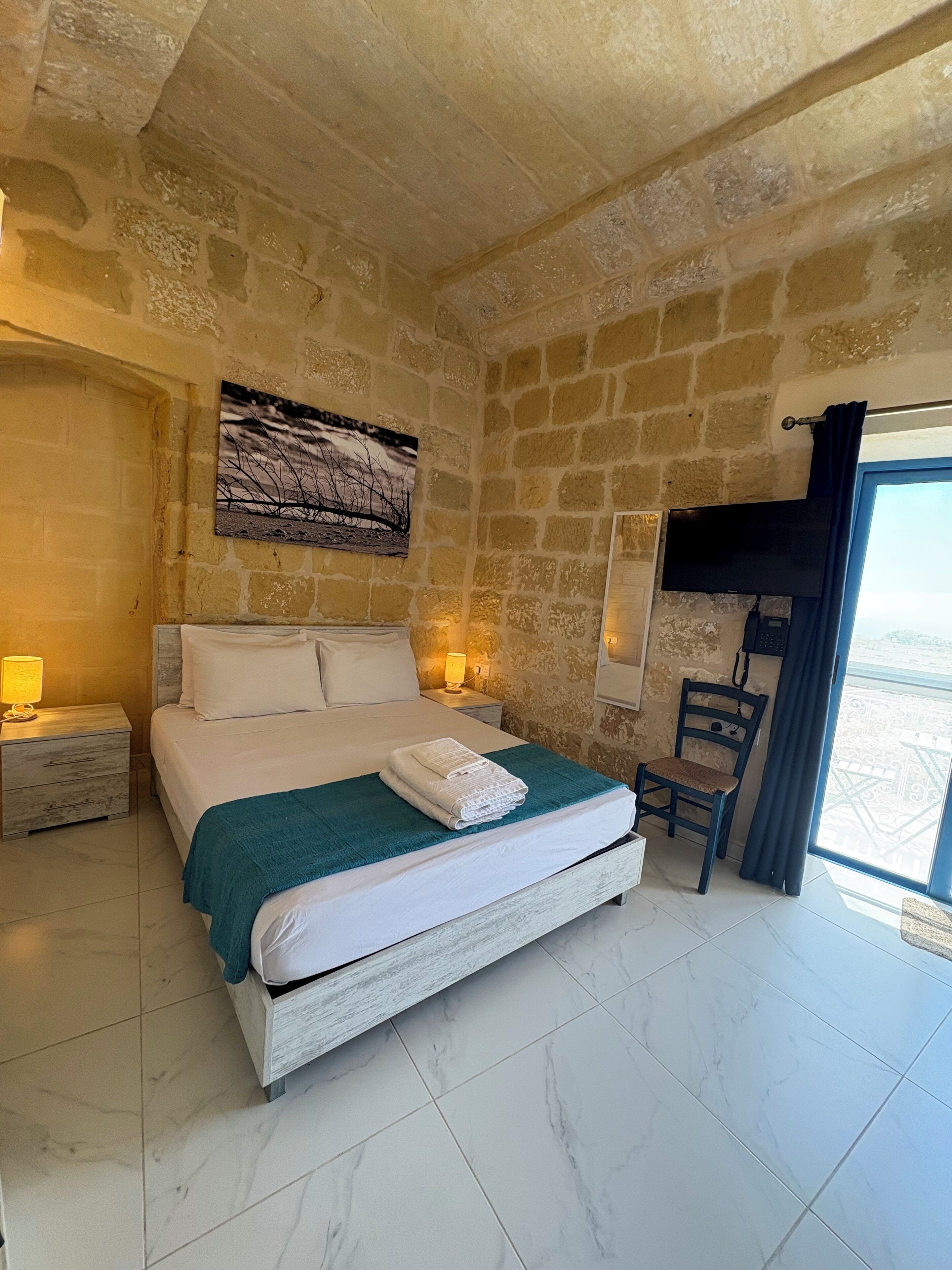 经典双人房, 阳台, 海景 | 客房内保险箱、办公桌、笔记本电脑工作区、熨斗/熨板